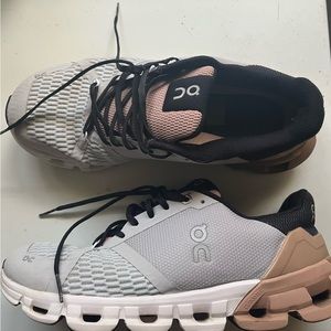 On cloud flyer size 8.5 grey and rose color